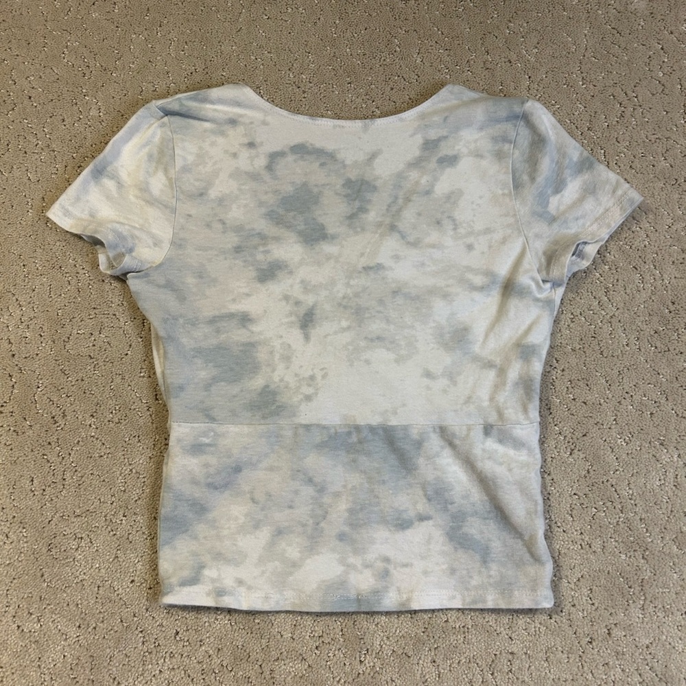 Hollister‎ Women's Lightwash White & Blue Baby Tee V-Neck Size XS - Picture 2 of 8